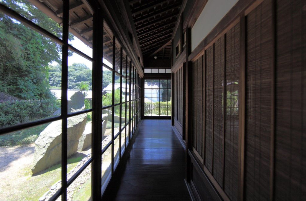 В японских домах обычно делают узкие коридоры