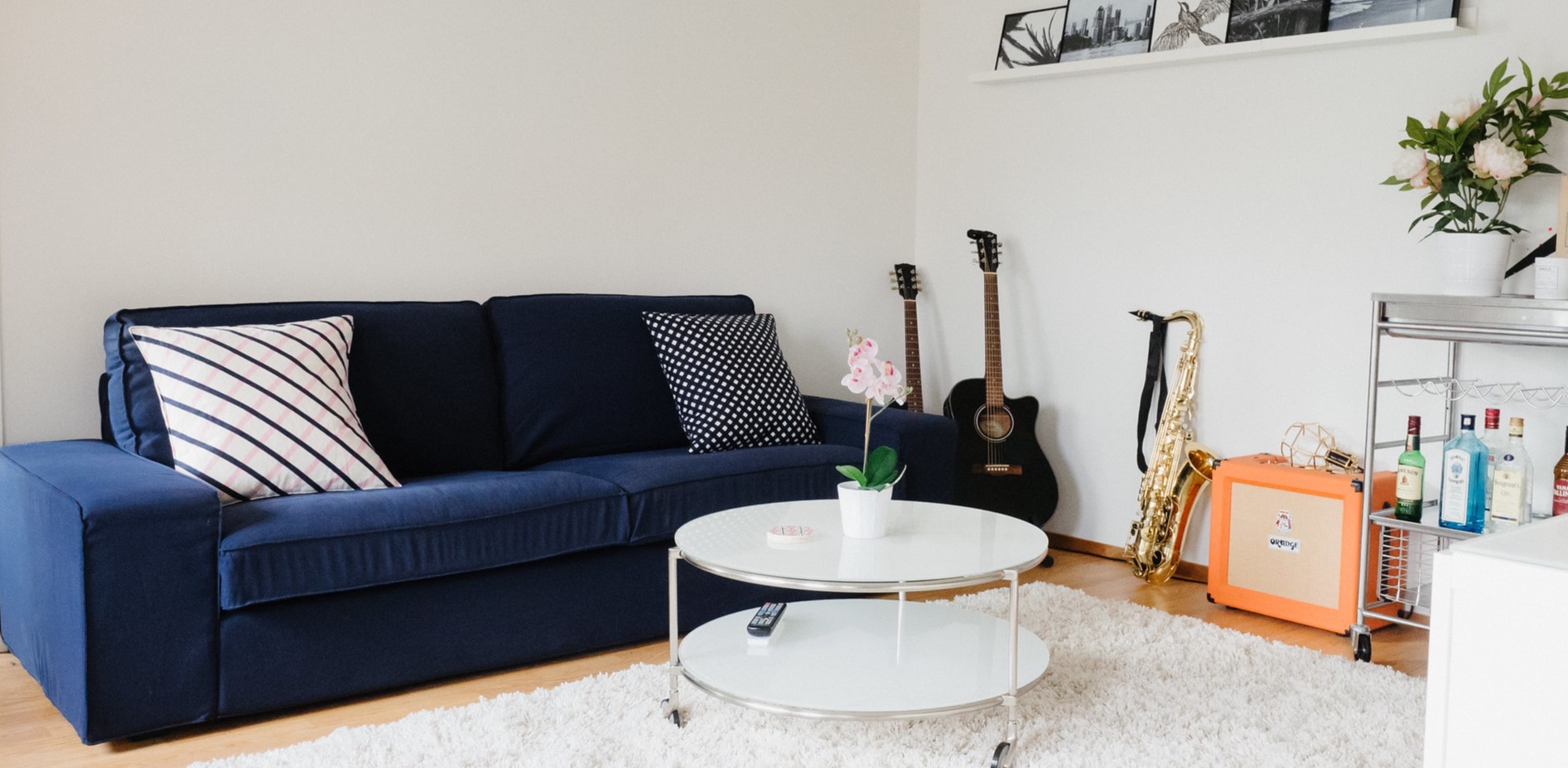 Синий диван в интерьере скандинавской гостиной
