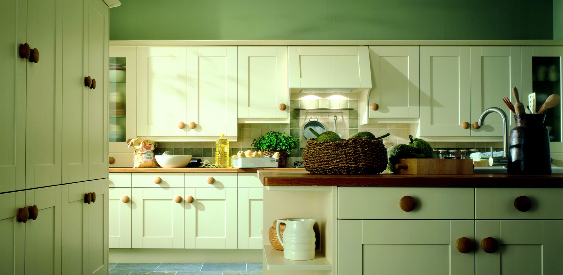 Зеленый цвет в интерьере кухни: идеи оформления, сочетание с другими оттенками.