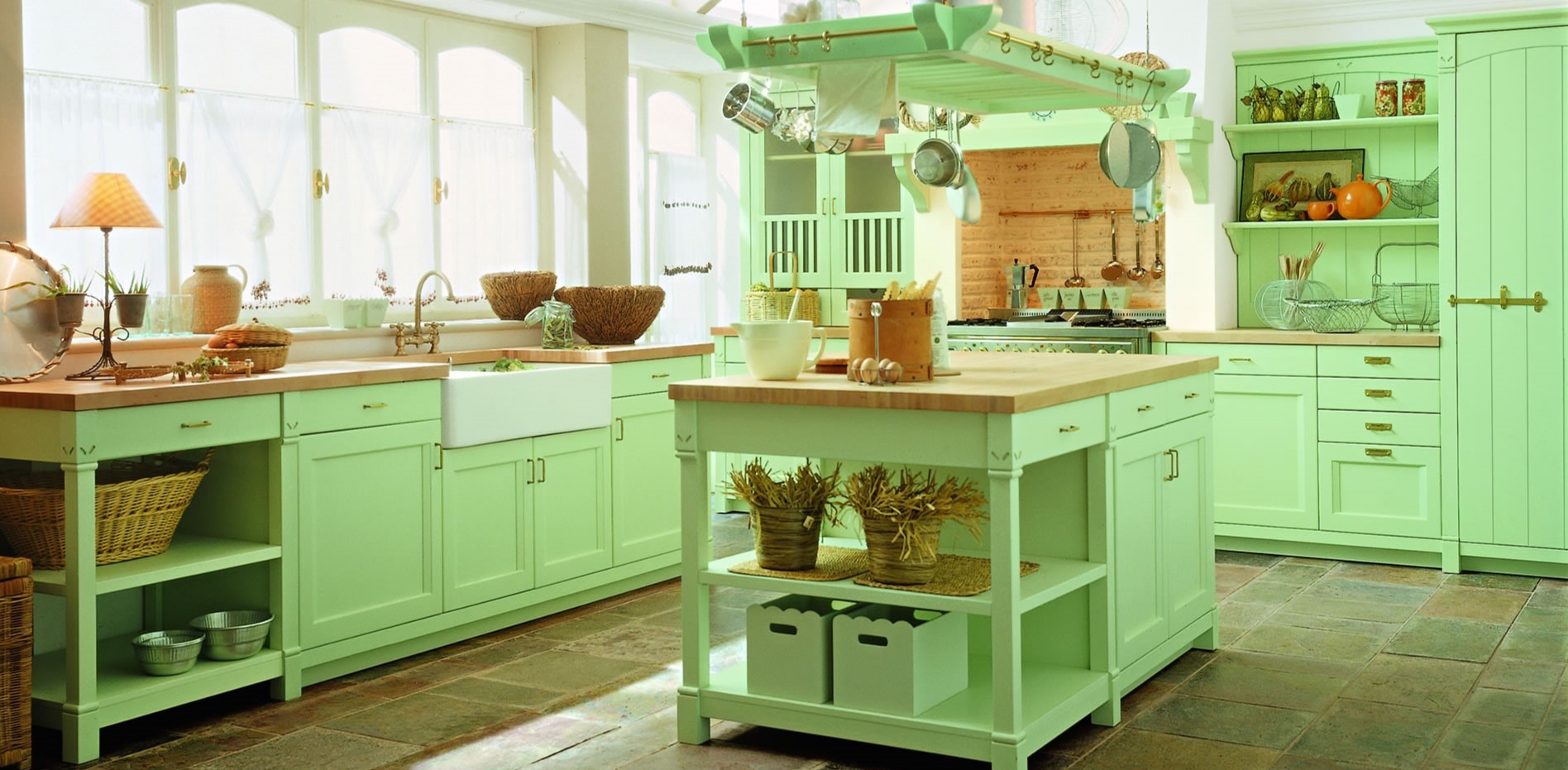 Зеленая мебель в прованском стиле в интерьере кухни