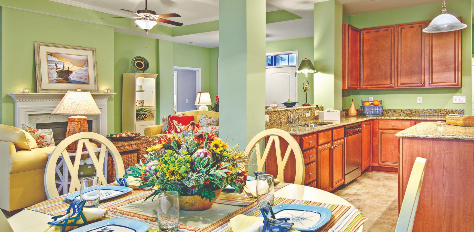 Зеленые стены в интерьере кухни-гостиной