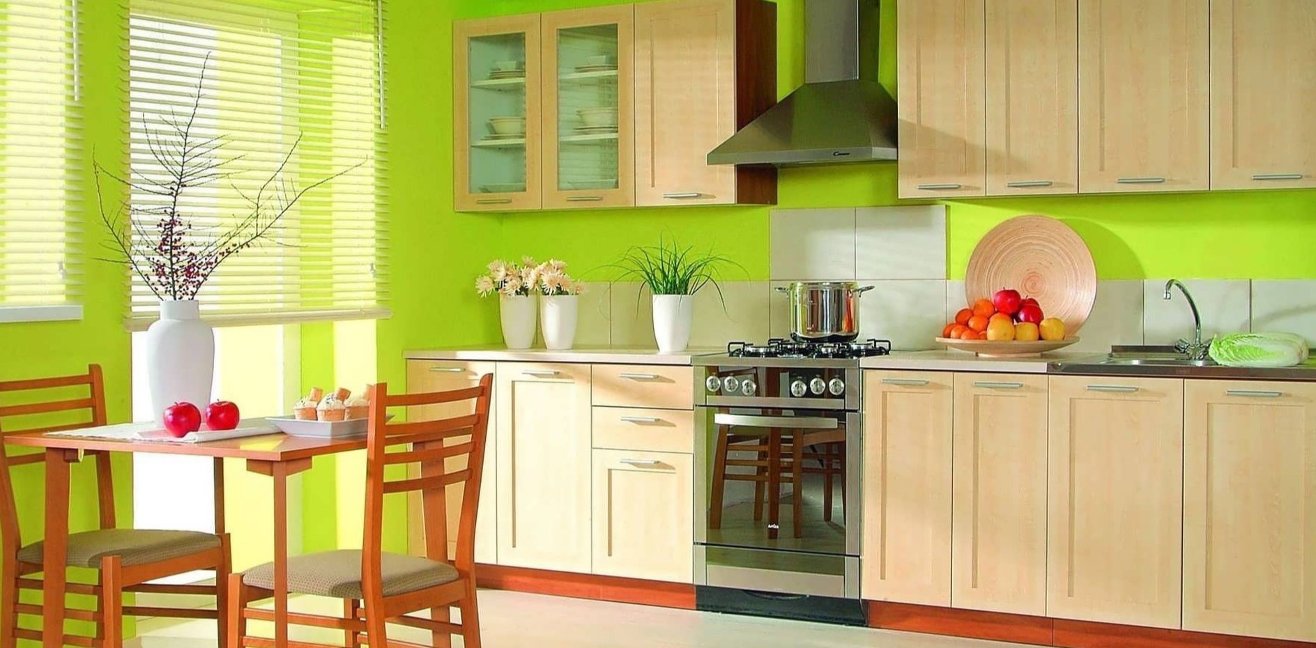 Комбинация оранжевого и зеленого цвета на кухне