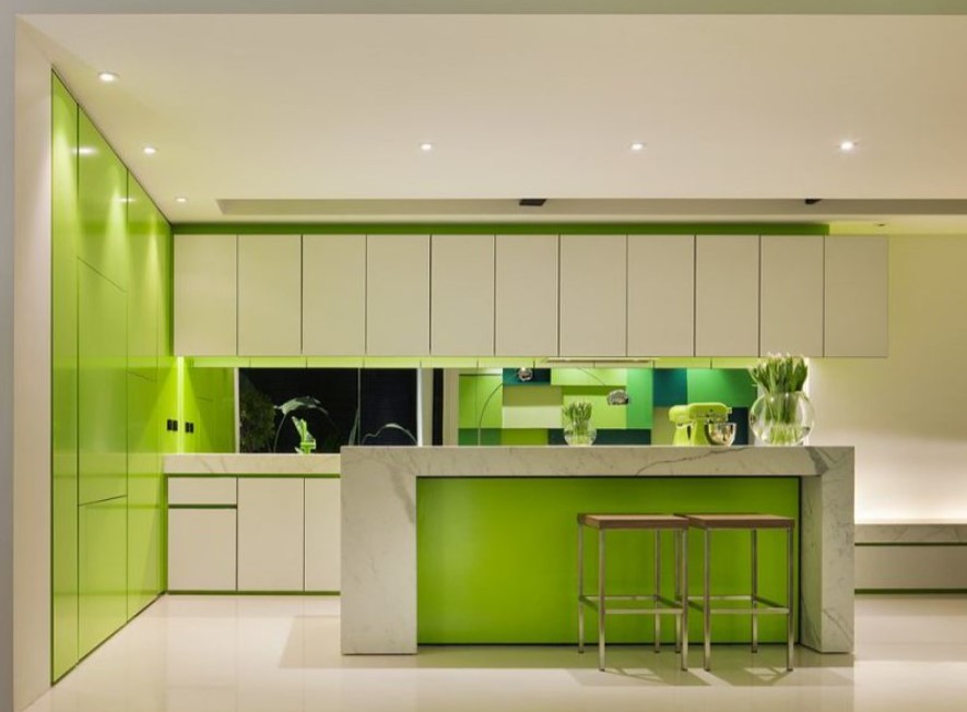 Комбинация белого и зеленого цвета на современной кухне
