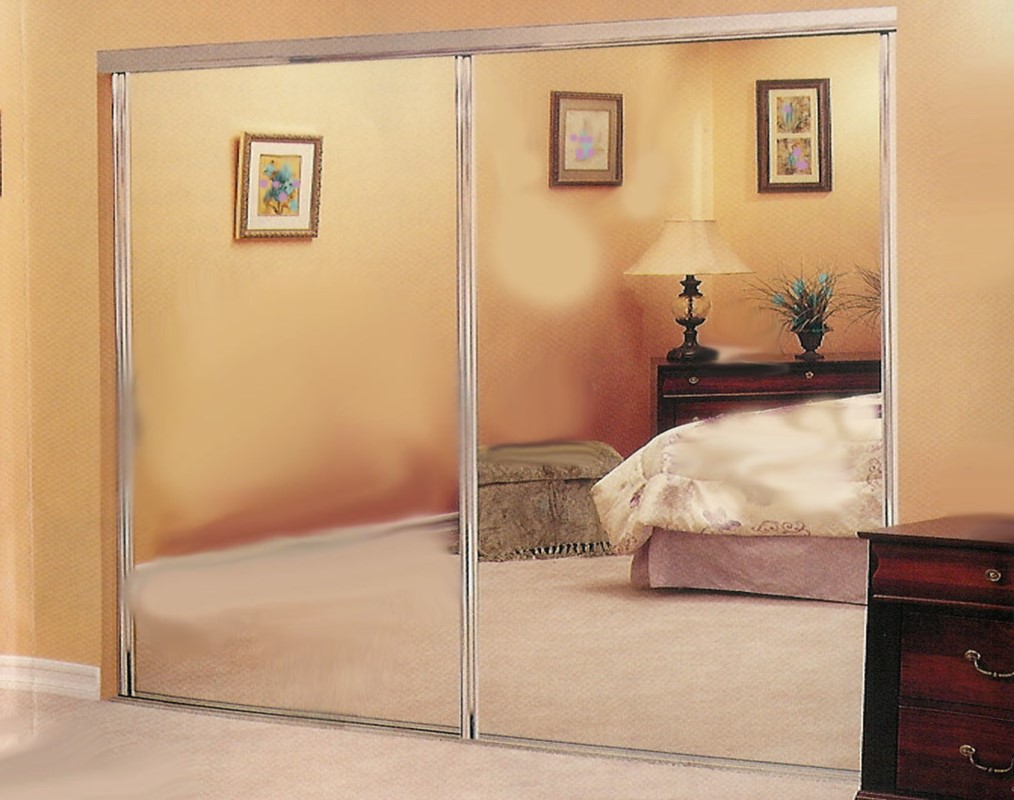 Зеркальные дверцы шкафа-купе визуально расширят спальню