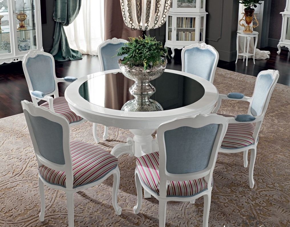 Стол с зеркальной поверхностью отлично дополнит интерьер классической гостиной