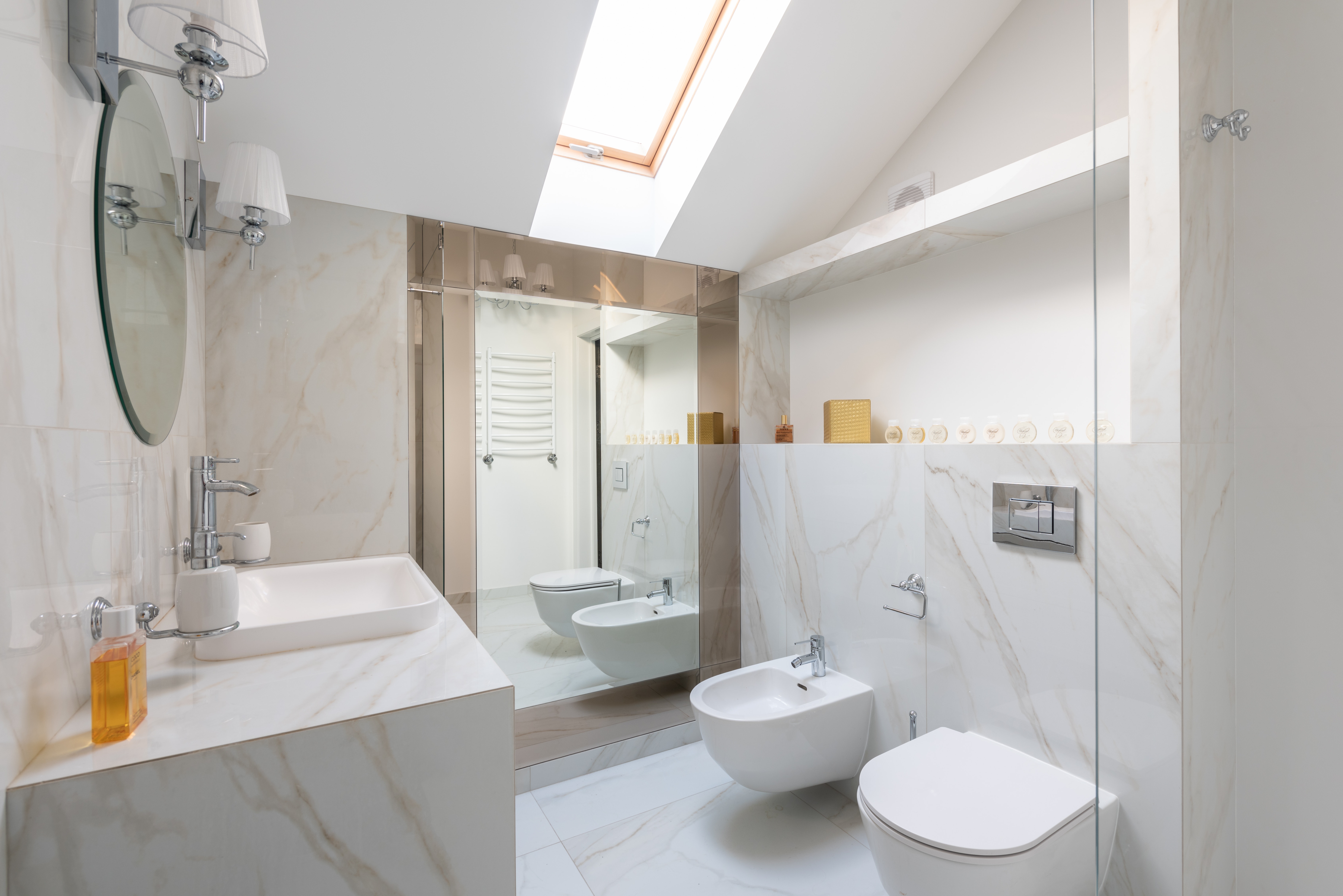 Ванная комната с естественным освещением, зеркало размещено в тени на стене изолировано от воздействия солнца.
