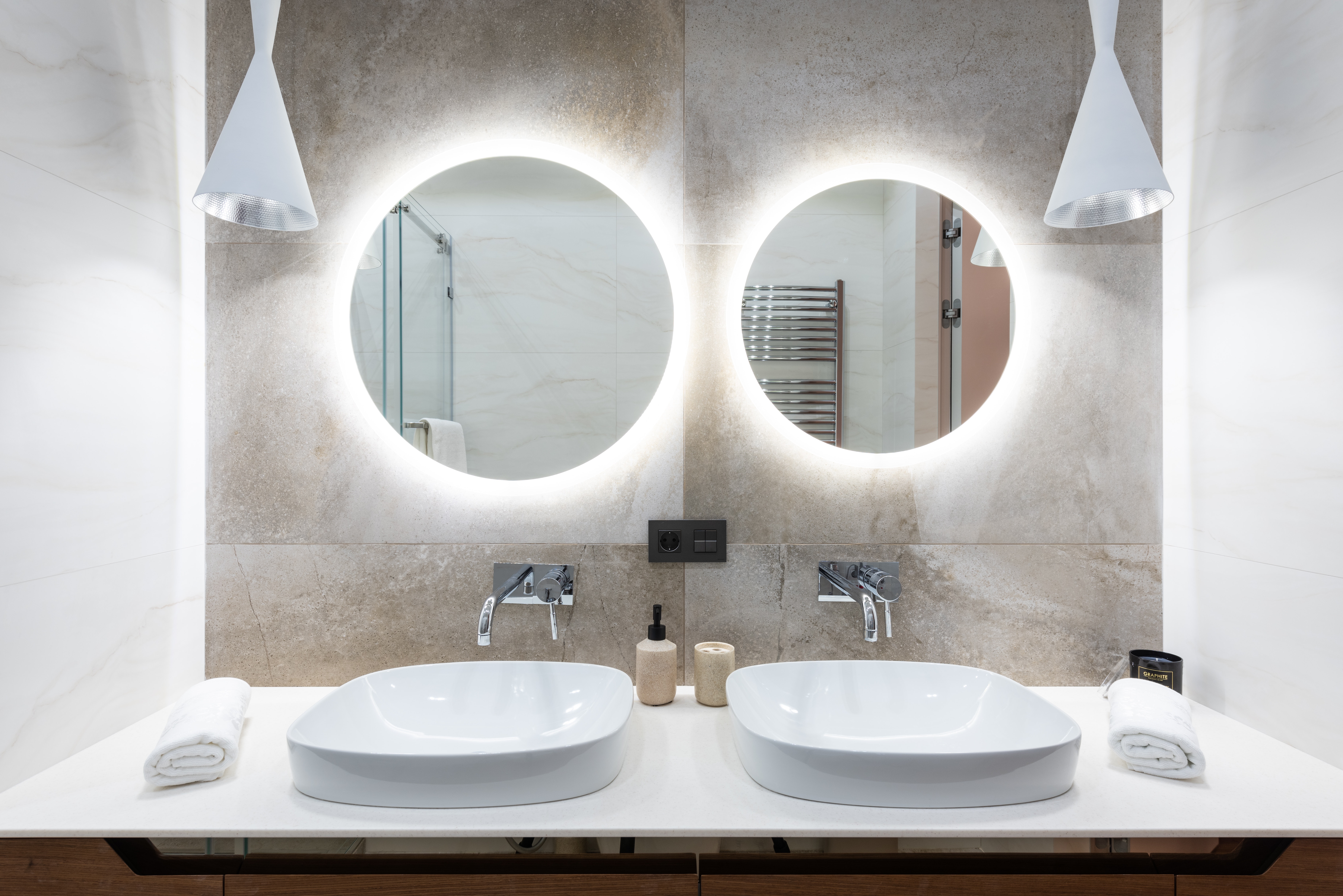 Выбор формы и размера зеркала для ванны с росписью