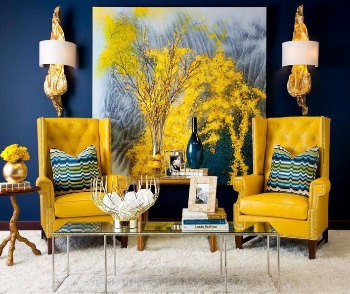 Желтые кресла на фоне синей стены