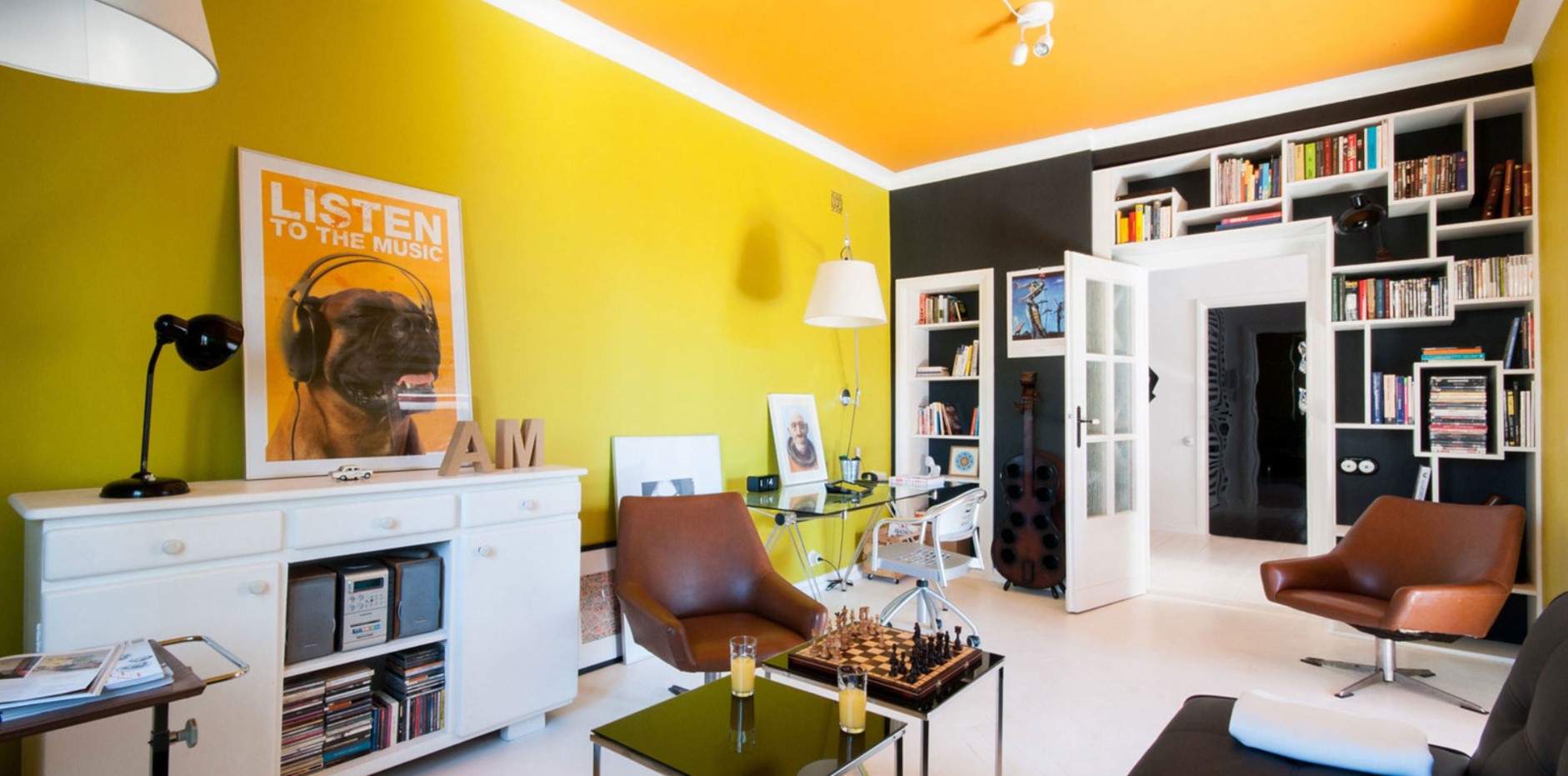 Сочетание желтого, черного и оранжевого цвета в гостиной