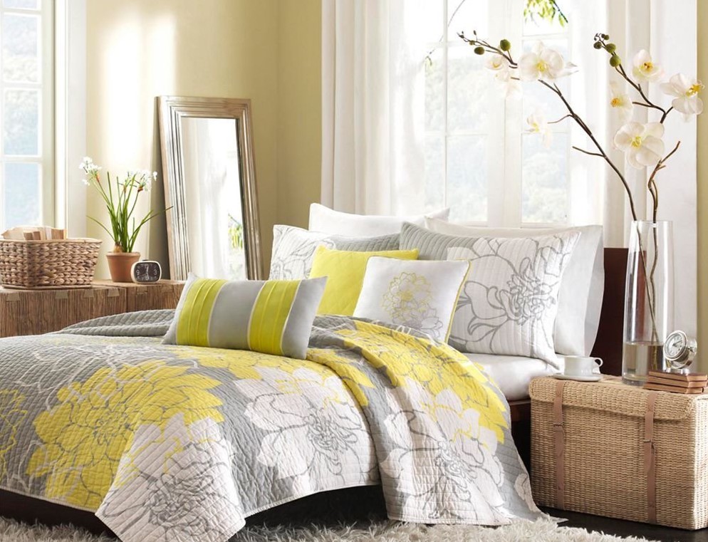 Постельное белье с желтыми акцентами в интерьере спальни
