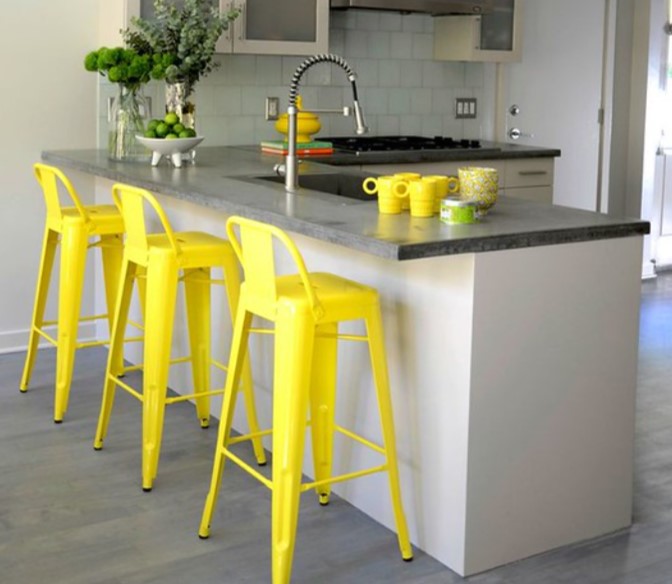 Желтые стулья будут гармонировать с живой зеленью на кухне