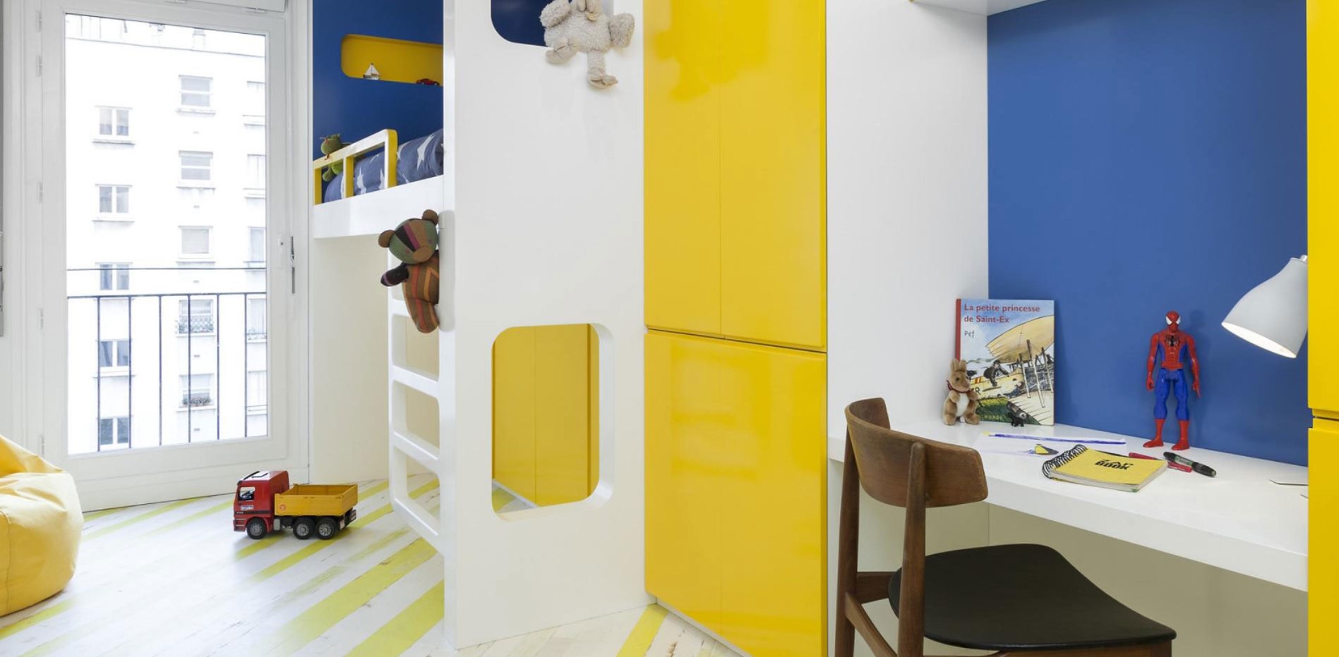 Сочетание желтого и синего в интерьере детской комнаты