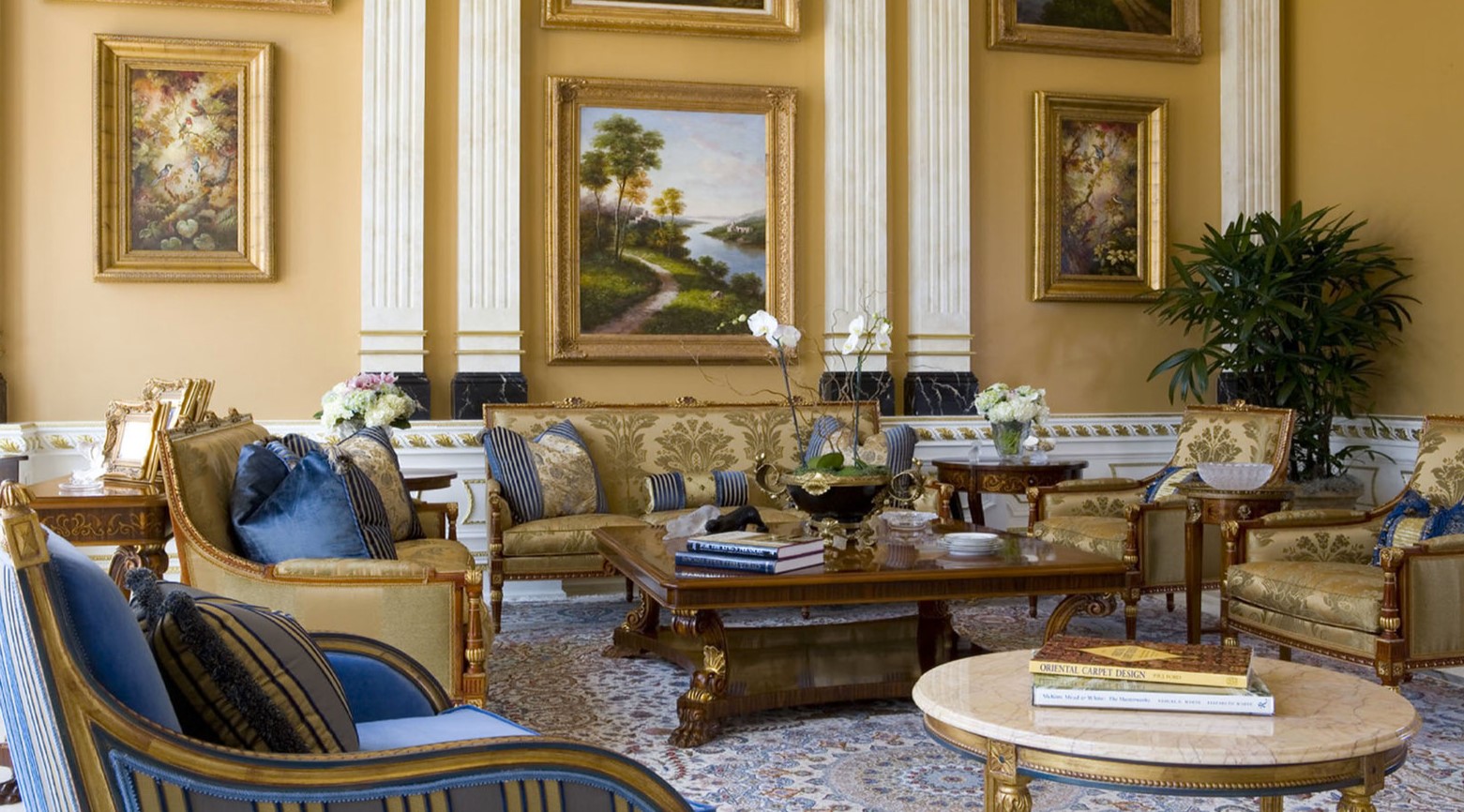 Золотой цвет в интерьере гостиной в классическом стиле