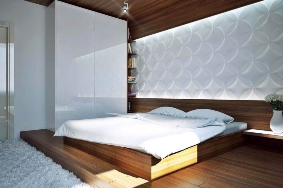 Акцентная стена в спальне выполнена из трехмерных панелей