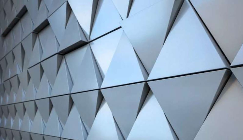 Трехмерные треугольники, составленные в единое полотно для декора стены