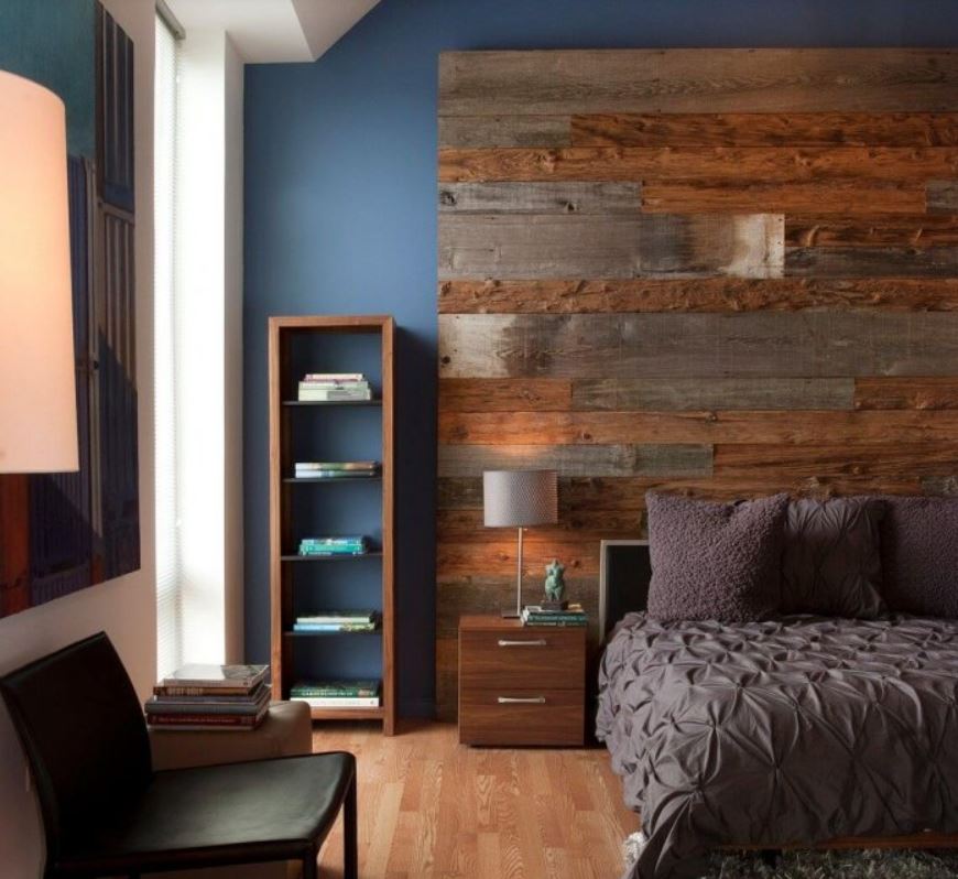 Рельефная стена из дерева в спальне