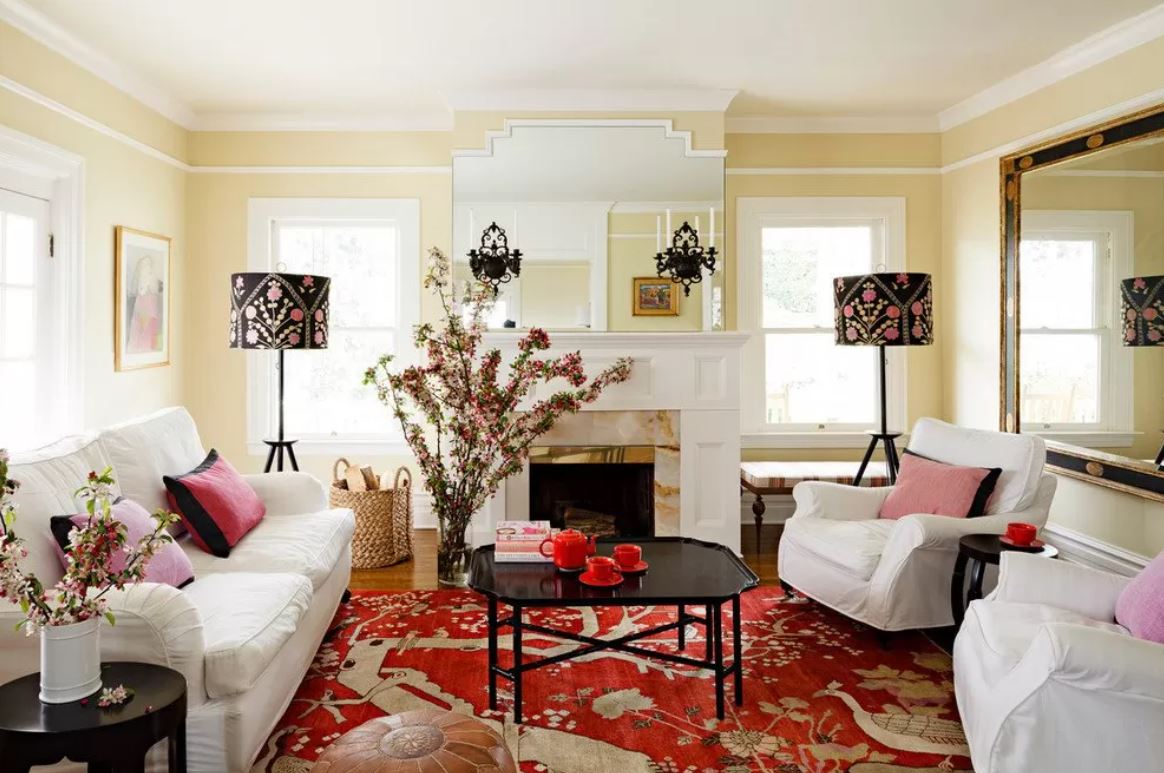 Белая гостиная с красным ковром