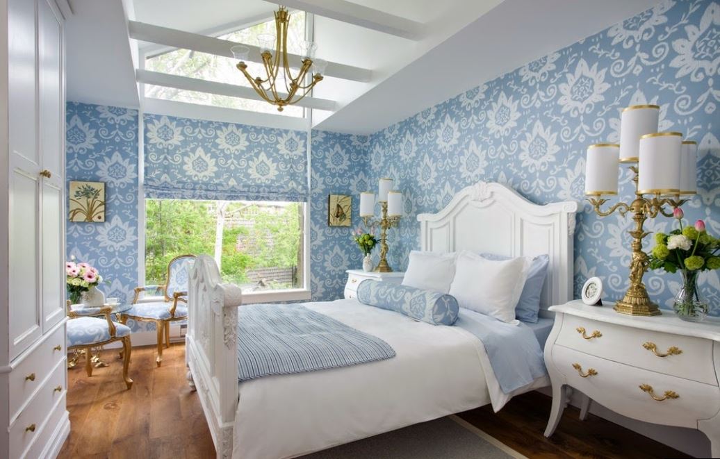 Уютная бело-голубая спальня в загородном доме