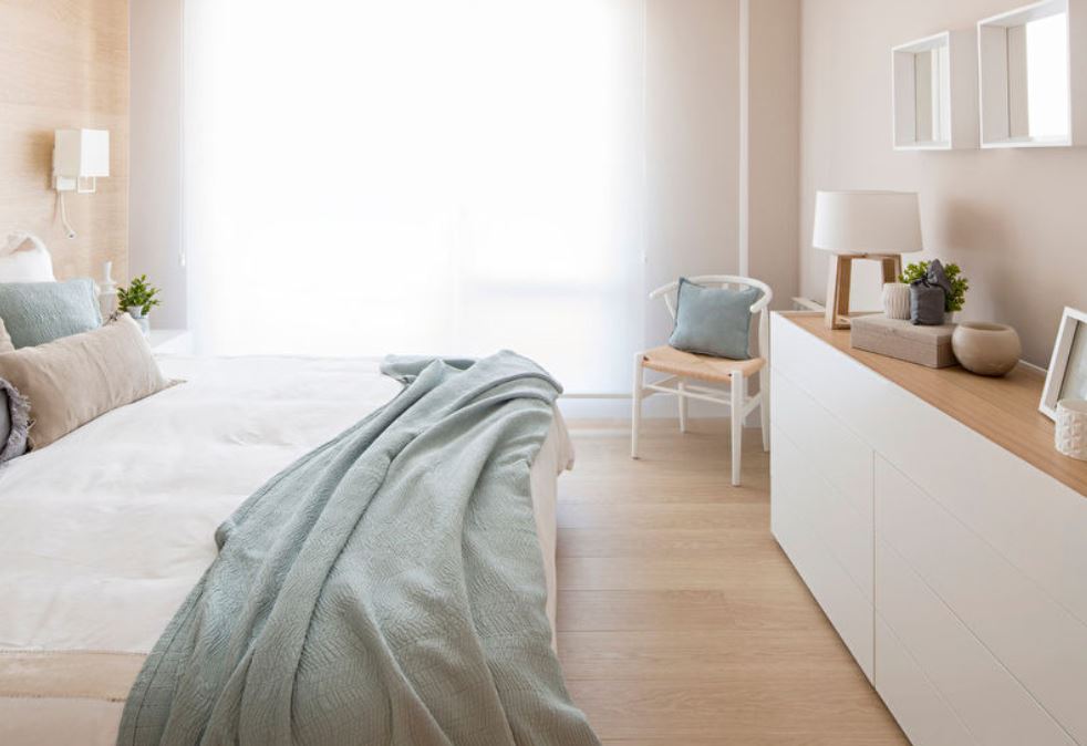 Сканди-спальня с белой мебелью