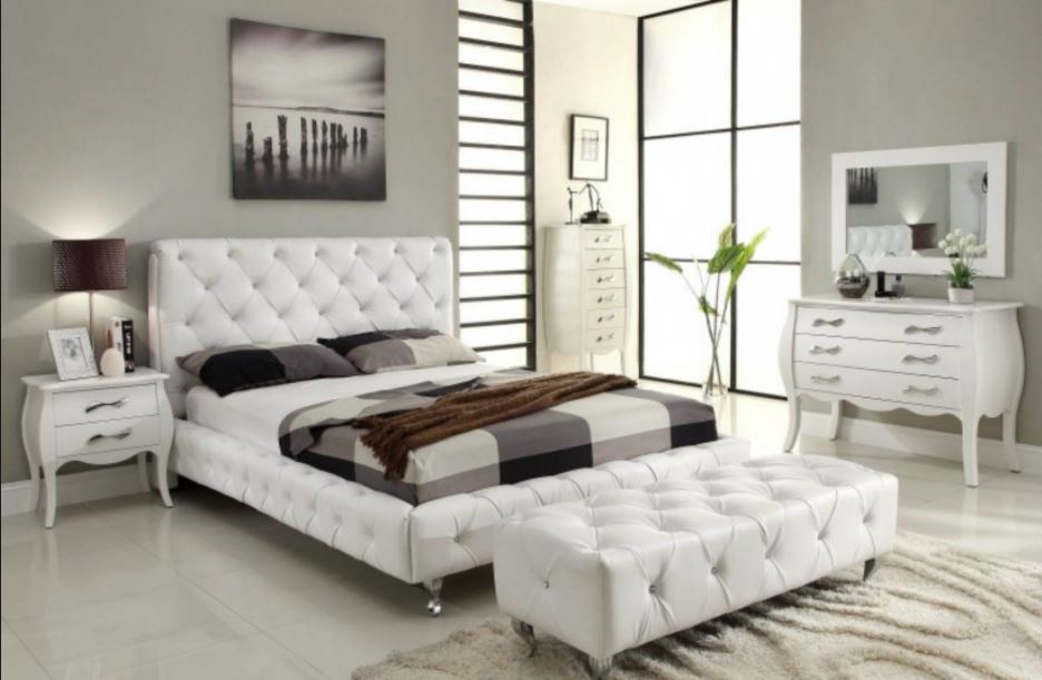 Клетчатый плед и другие элементы интерьера «согревают» белую мебель в спальне