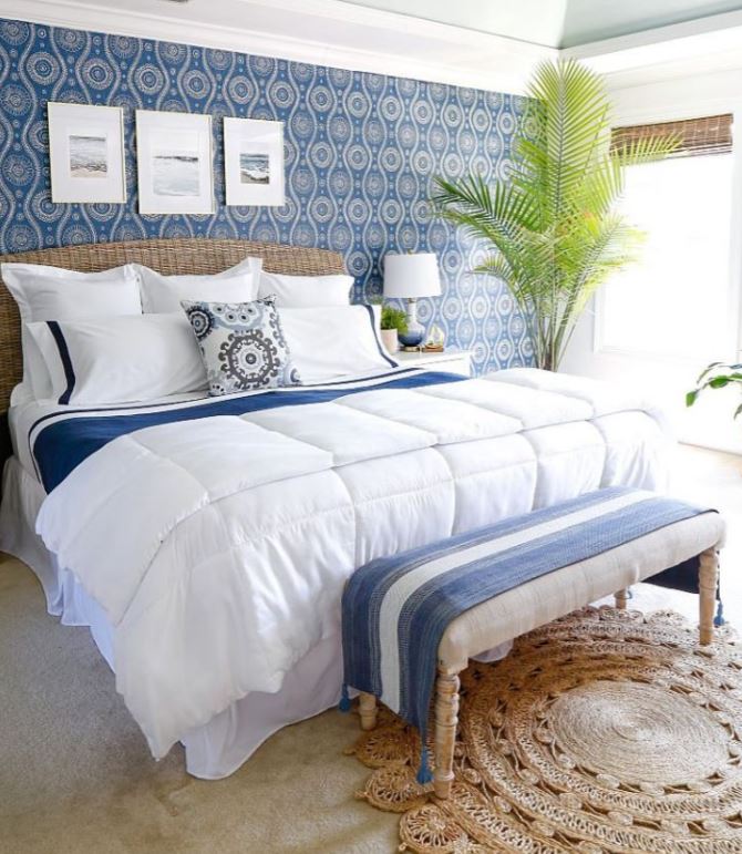 Красивая бело-синяя спальня