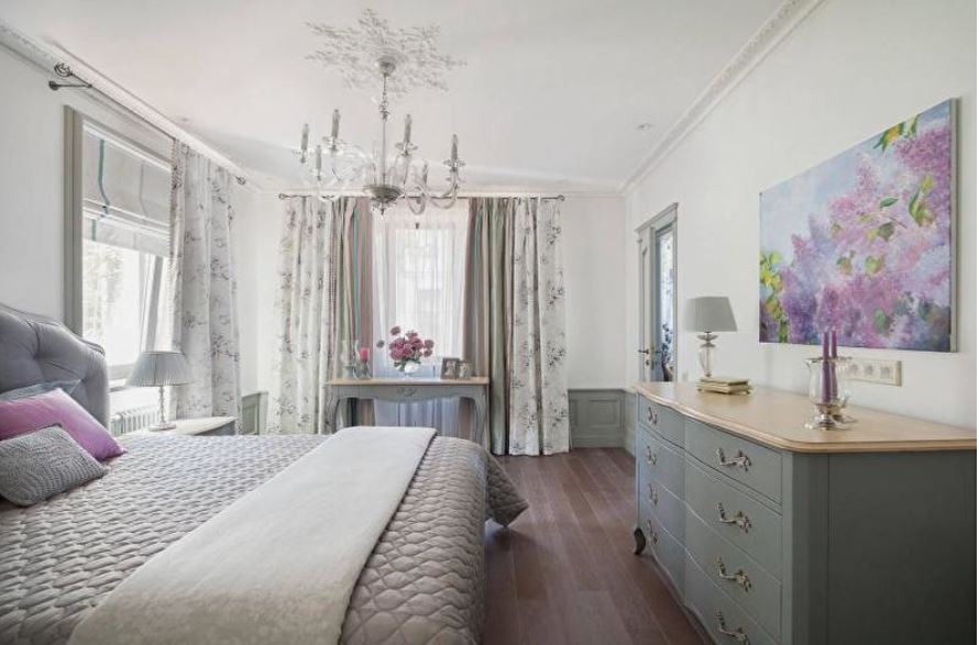 Красивая бело-серая спальня с нежно-лиловыми акцентами