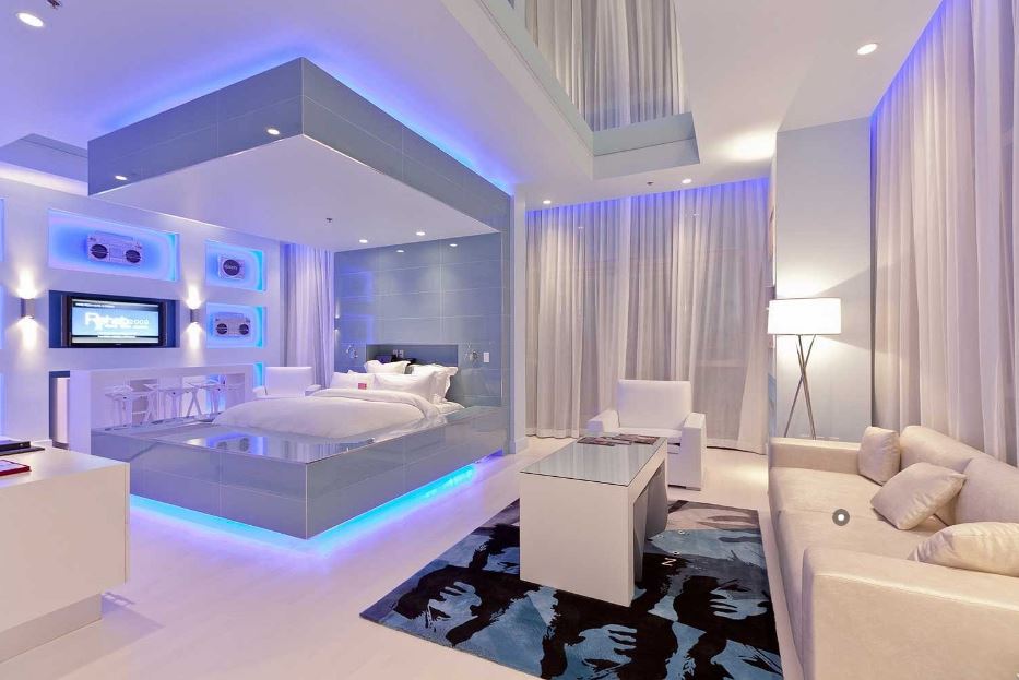 Эффектное освещение в белой спальне в стиле hi-tech