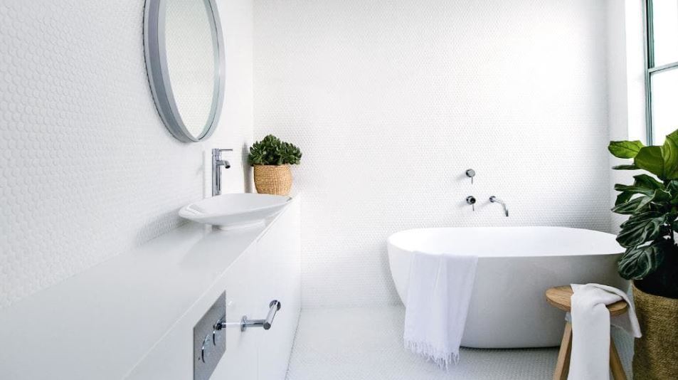 Белая ванная в эко-стиле