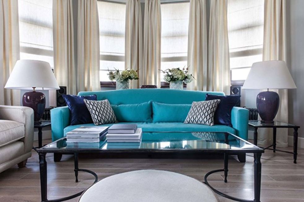 Бирюзовый диван освежает нейтральную палитру гостиной