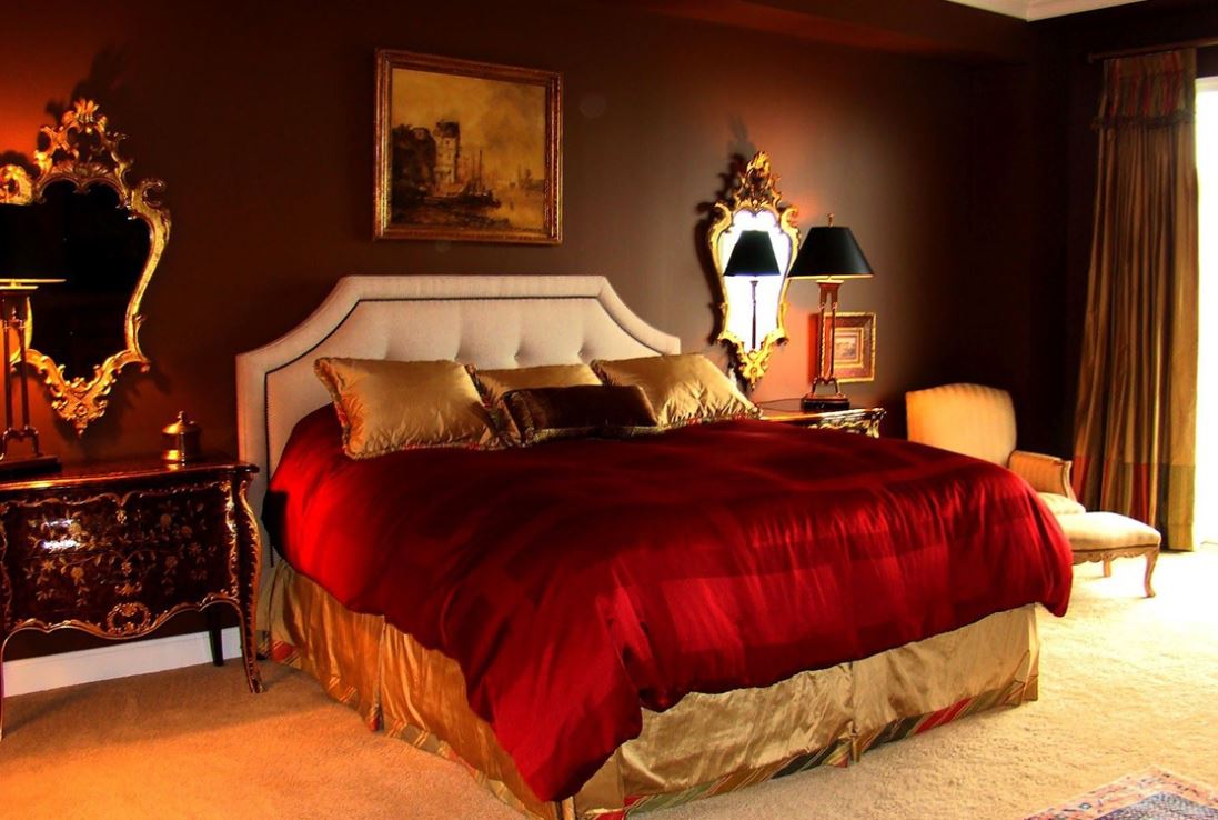 Бордово-золотой интерьер спальни
