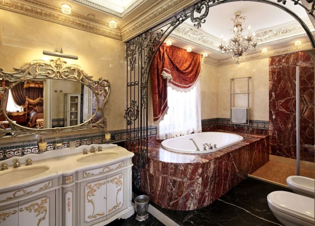«Королевский» интерьер ванной с разноплановым сценарием освещения