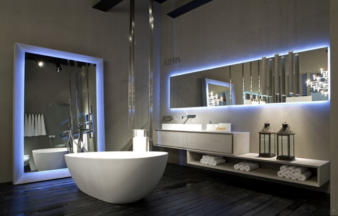 Зеркала со светодиодной подсветкой в просторной ванной