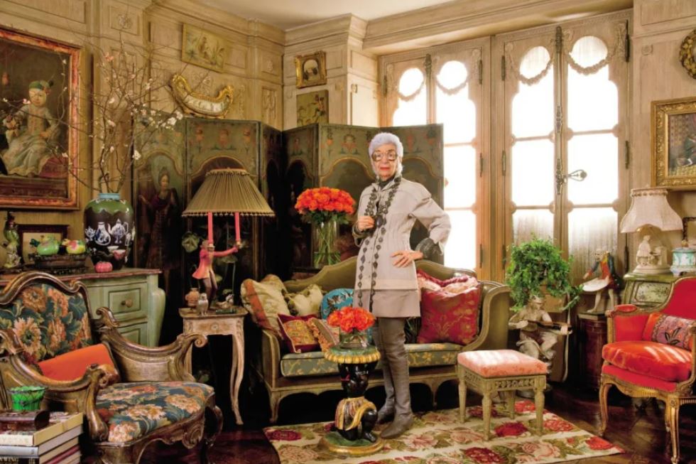 Знаменитый дизайнер Айрис Апфель в собственной гостиной, отделанной в стиле эклектичный рококо