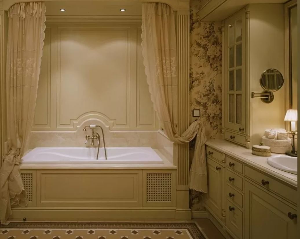 Уютная ванная в стиле классицизм