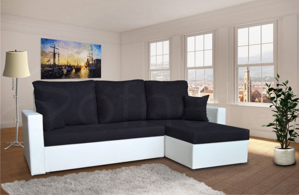 Удачное сочетание монохромной палитры на примере черно-белого дивана для гостиной