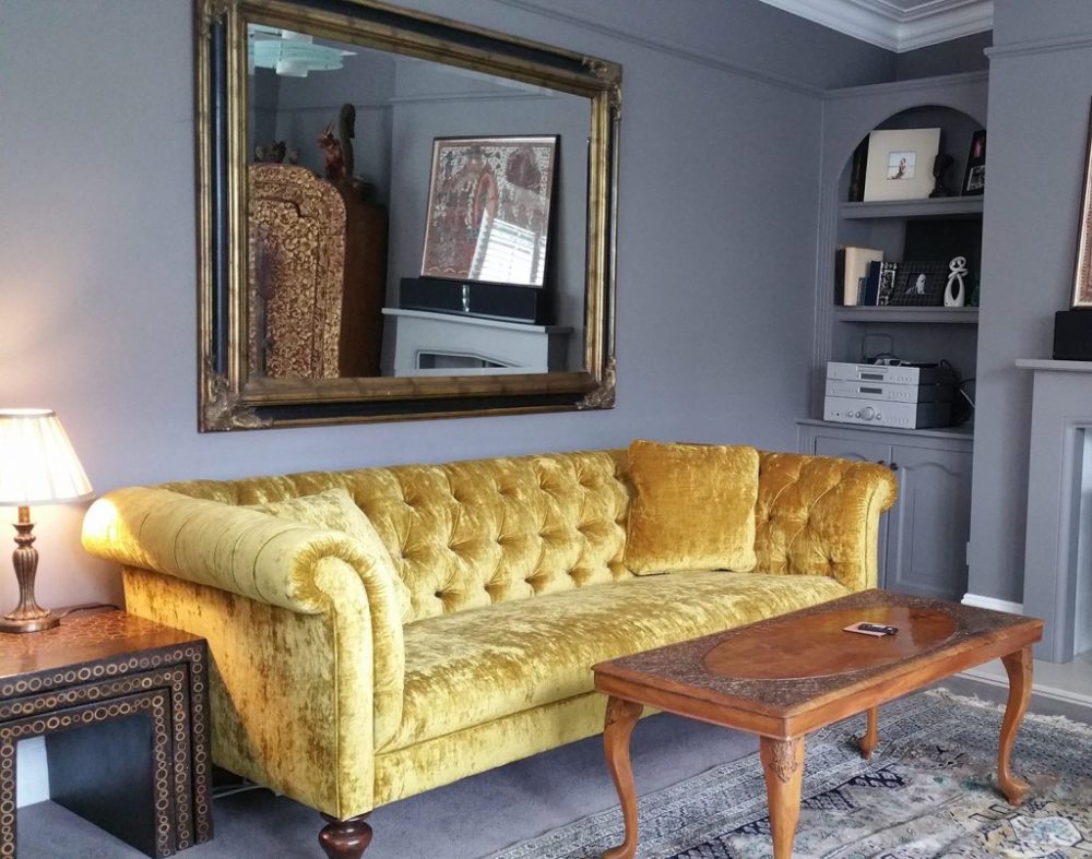 Немного золота в интерьере гостиной в классическом стиле привнесут нотки роскоши
