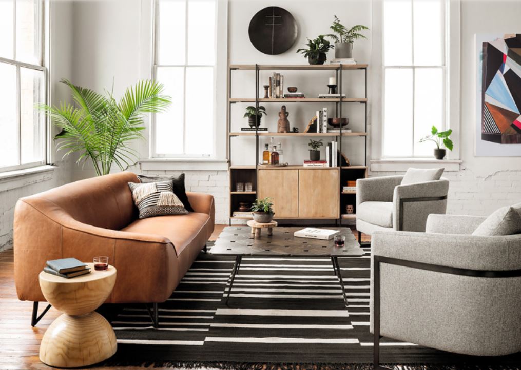 В современной гостиной диван может отличаться по цвету и по стилю от других предметов мягкой группы