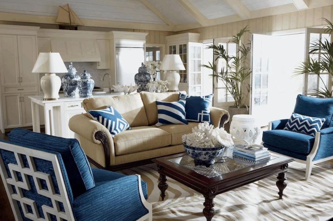 Идеальное сочетание синего и цвета слоновой кости освежает уютную обстановку гостиной в средиземноморском стиле