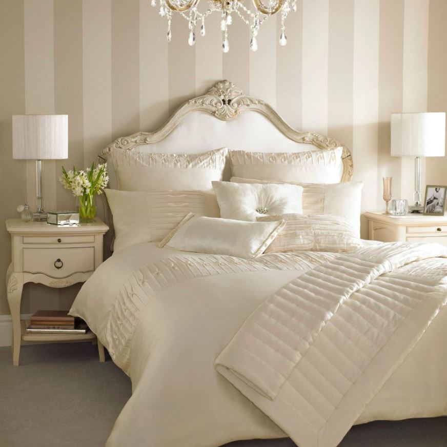 Роскошное постельное белье с жемчужным блеском в спальне цвета айвори