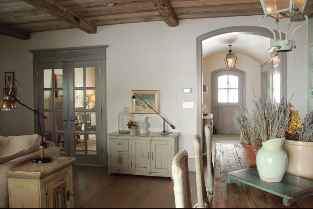 Балки на потолке и состаренная мебель в интерьере Прованса