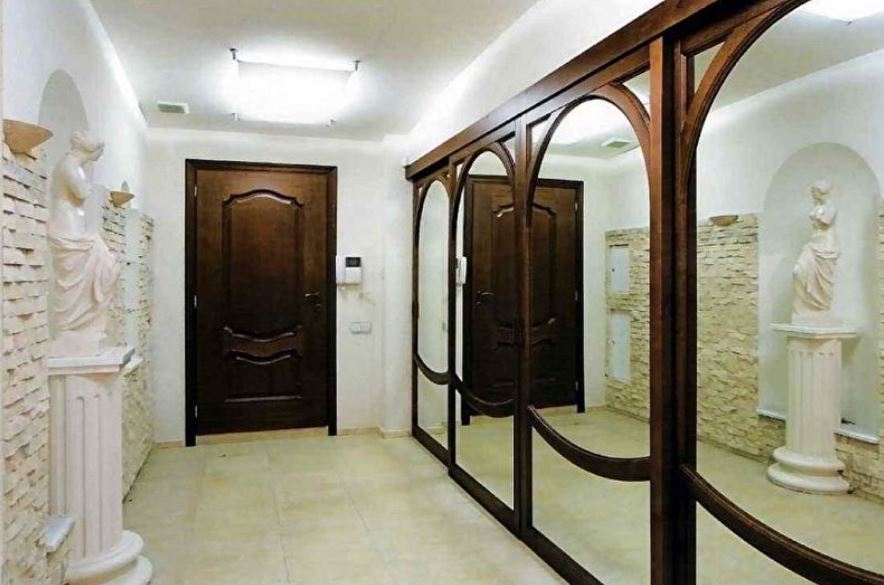 Зеркальная стена вдвое увеличивает ширину коридора