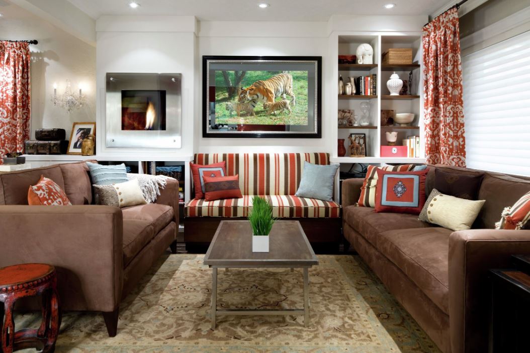 Интересное цветовое решение обивки дивана для гостиной