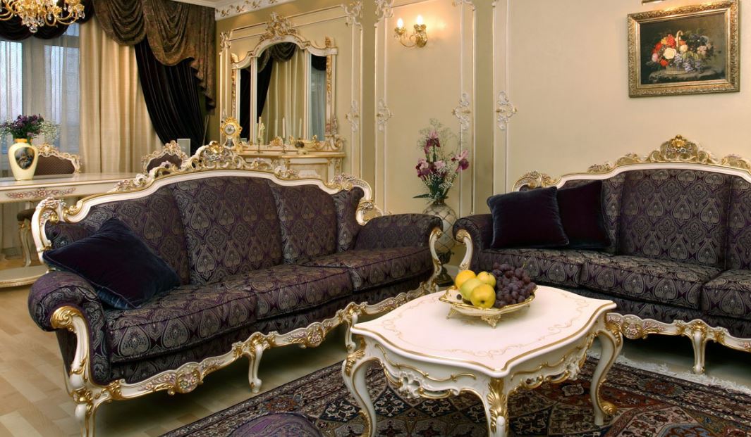 Роскошный диван в классической гостиной