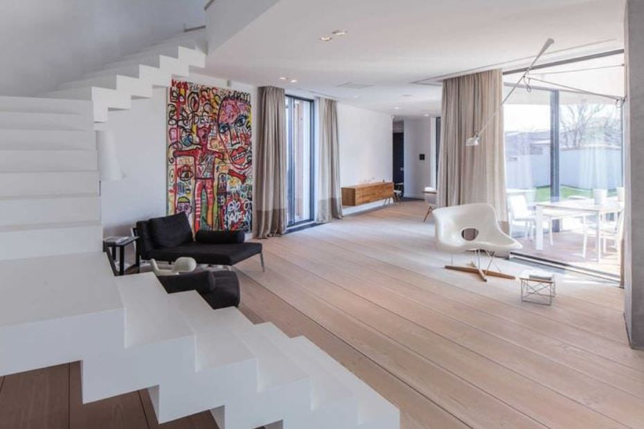 Минималистичный дизайн гостиной оживляет масштабная картина в современном жанре