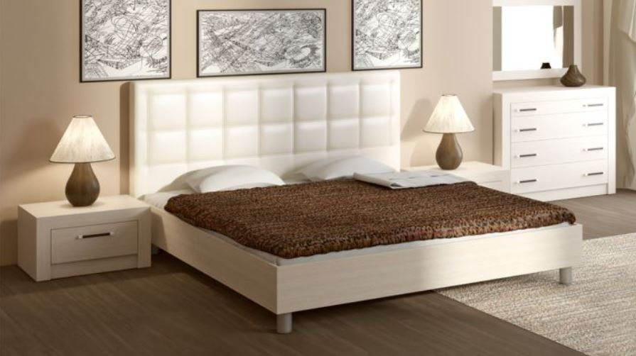 Белое кожаное изголовье в современной спальне