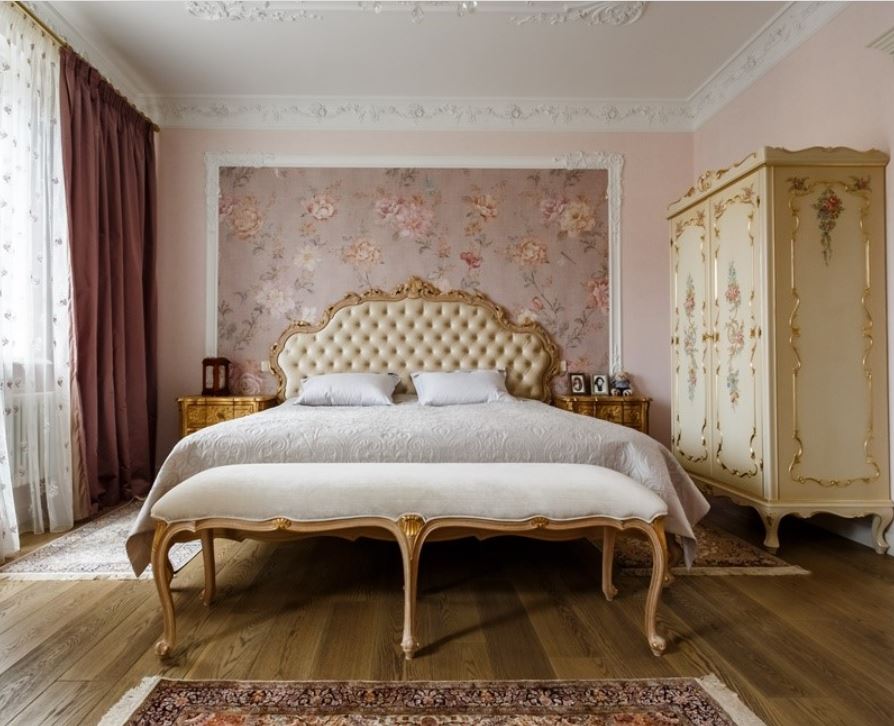 Королевский классический стиль: кровать с резьбой, позолотой и мягким изголовьем с каретной стяжкой