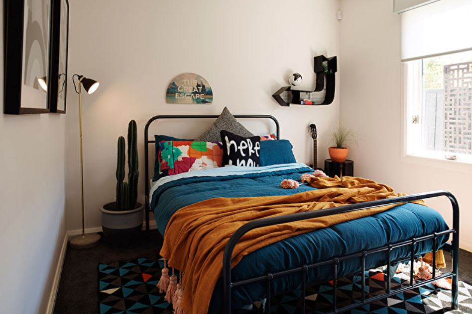 Металлическая кровать – отличный выбор для молодежной спальни