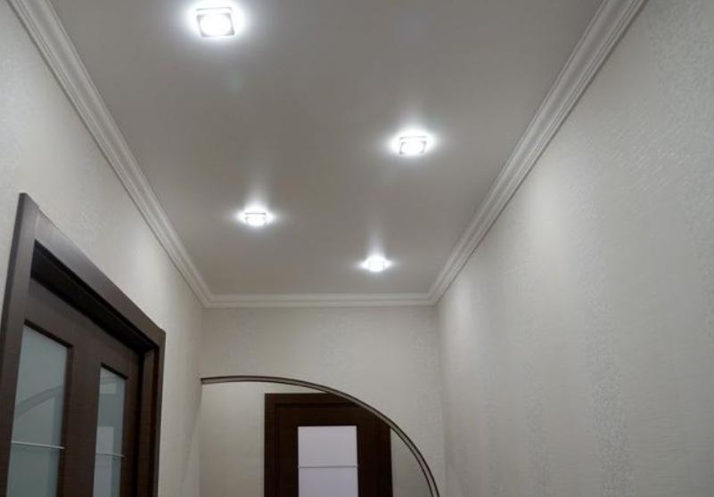 Натяжной потолок со встроенной подсветкой