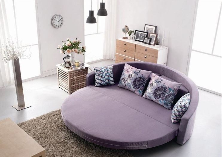 Круглый диван-кровать в гостиной