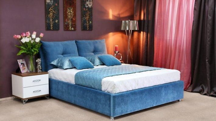 Синяя кровать прямоугольной формы